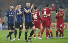 Calcio europeo, giocatori in campo durante una partita di coppa.
